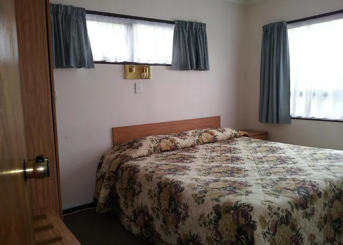 Ace High Motor Inn