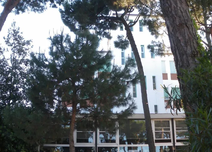 B&B Promenade Hotel Simple Con Piscina