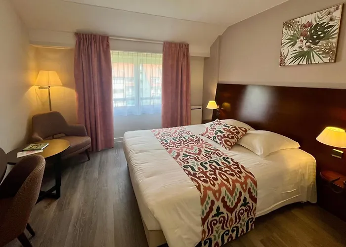 Logis Hotel Le Menestrel - Chambres Climatisees