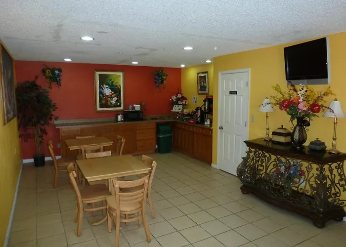 Redwood Inn - White Hall