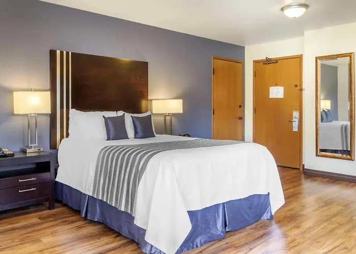 Best Western Plus Edmonds Harbor Inn