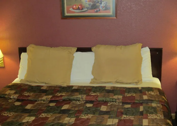 First Western Inn - Fairmont City