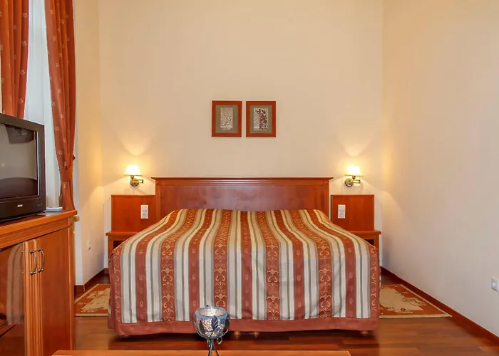 Pannon Hotel Maganparkoloval, With Private Parking Lot, Bejelentkezes 20 Oraig,Check-In Until 20 O'Clock