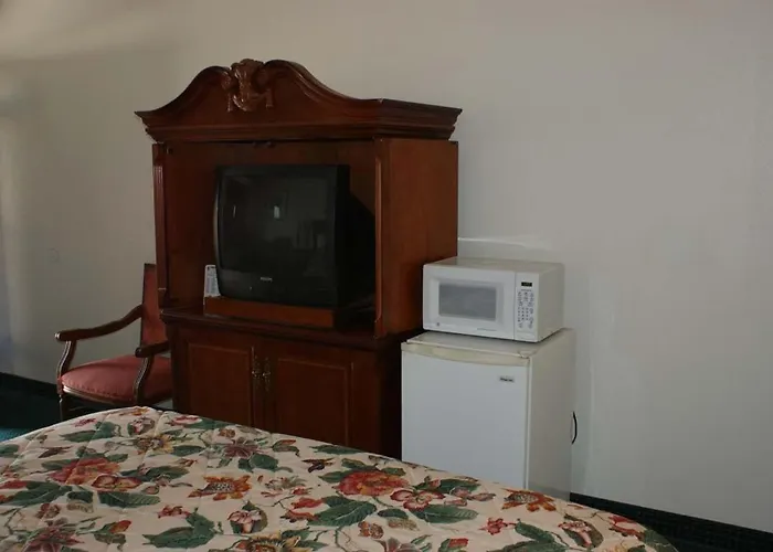 Hwy Express Inn And Suites