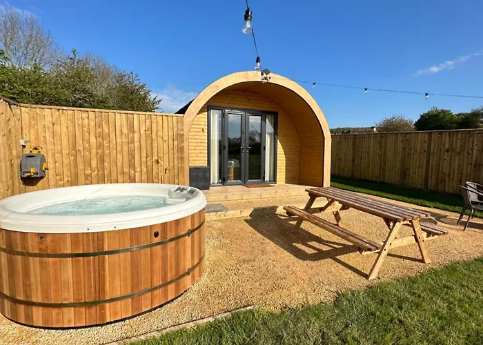 Lois' Pod With Hot Tub, Near Airport