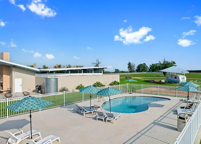 Blue Skies Resort - Glamping - Pool - Fireplace