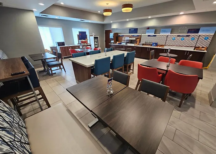 Holiday Inn Express Hotel & Suites Cincinnati-Blue Ash By Ihg