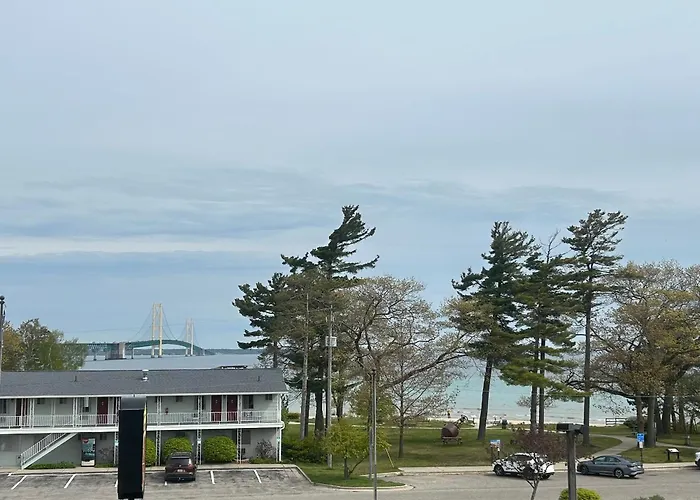 Super 8 By Wyndham Bridgeview Of Mackinaw City