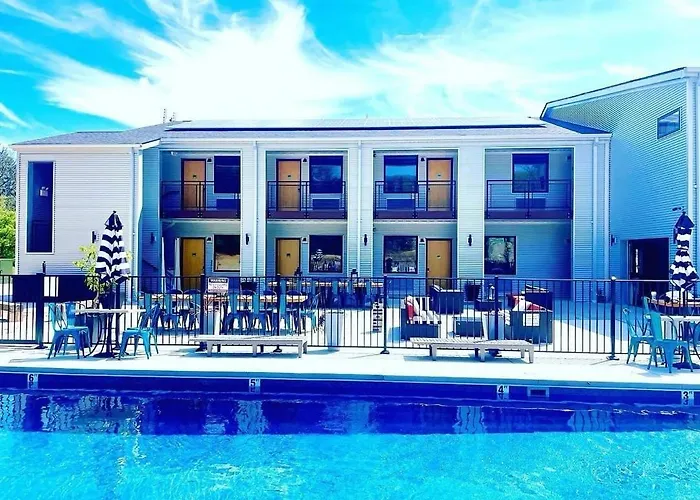 Family And Pet Friendly Deluxe Suite For 10