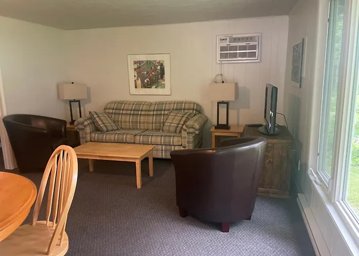 Colonial Bay Motel And Cottages