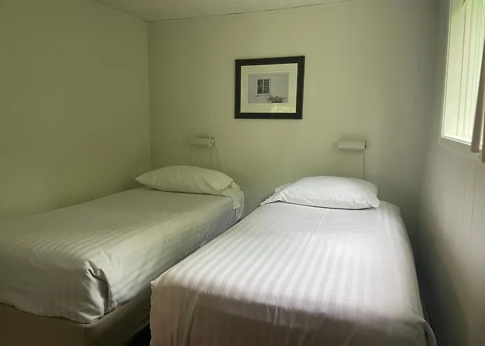 Colonial Bay Motel And Cottages