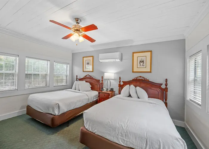 Coombs Inn & Suites