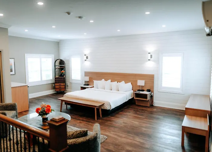 Colonial Hotel & Suites