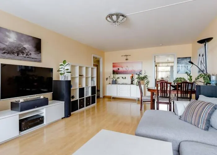 Calm And Tidy Room In Apartment, 14Min Train Ride To City Center