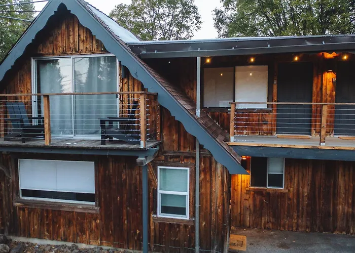 Basecamp Lodge