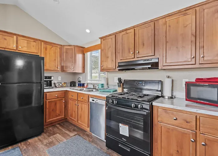 Lost Trail Resort - Riverside Rooms - Near Hot Pools
