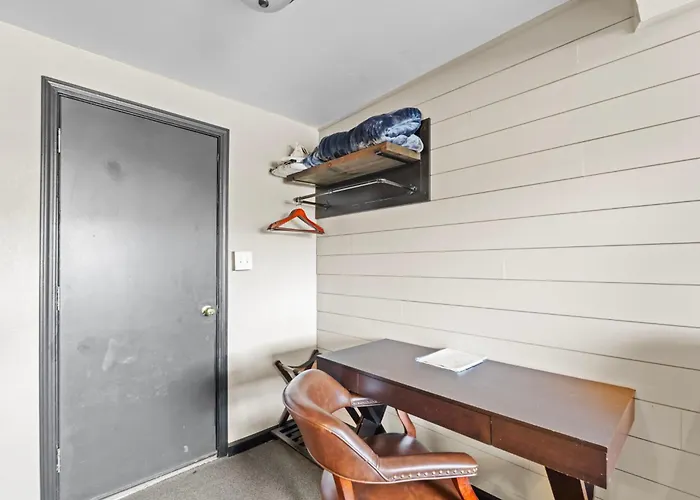 Lost Trail Resort - Riverside Rooms - Near Hot Pools