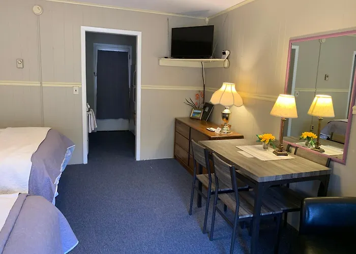 Starlite Motel & Suites