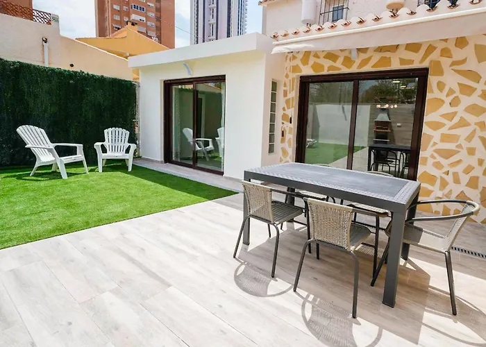 Casa LOMA con terreno privado y parking compartido - a 800m de Playa Poniente