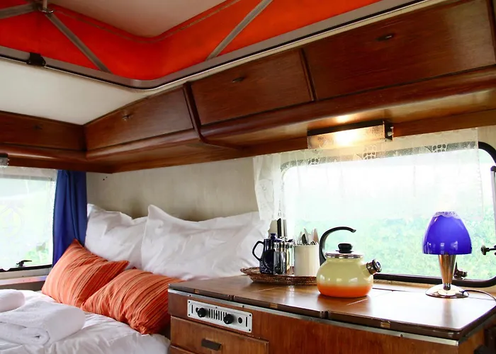 Oma Edda - Glamping in kultigem Wohnwagen auf Camping Seeblick