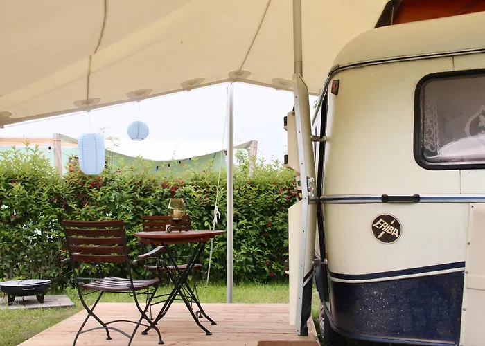 Oma Edda - Glamping in kultigem Wohnwagen auf Camping Seeblick