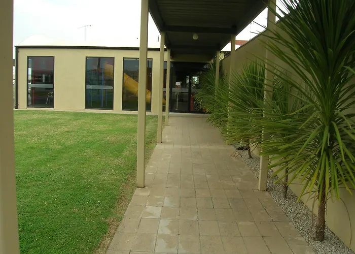 Overlander Hotel Motel