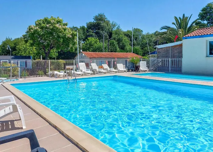 Cozy Stacaravan In Saint-Georges-De-Didon