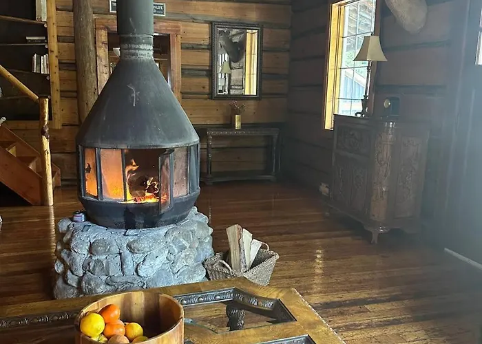 Rustic Beaverfoot Lodge Room N4