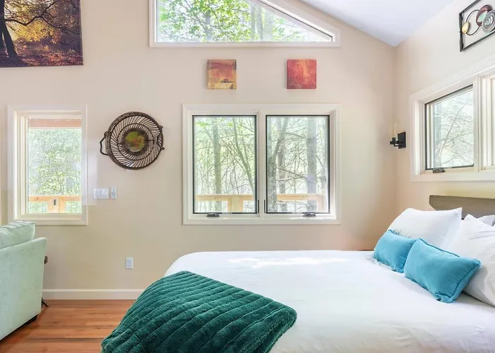 Maple Treehouse Cabin - Rustic Luxury Near Asheville