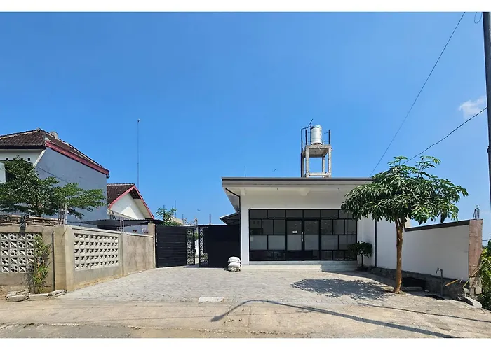 Guest House Saqeena Syariah Near Blitar Park Redpartner