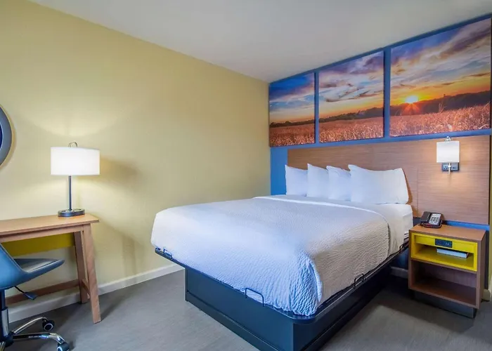 Days Inn & Suites By Wyndham Waterloo