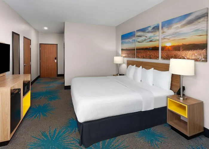 Days Inn & Suites By Wyndham Morris I-80