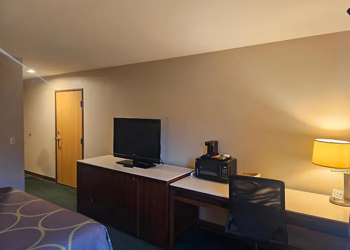 Super 8 By Wyndham Ava