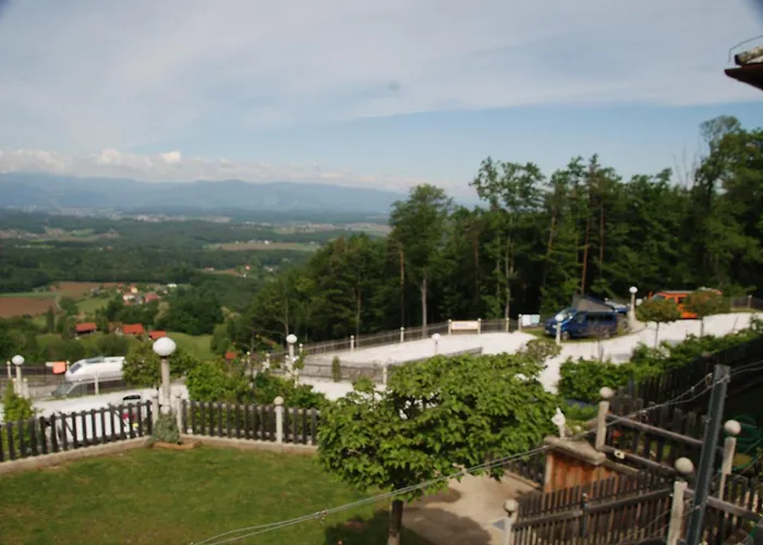 Weinberg-Panorama- Camping