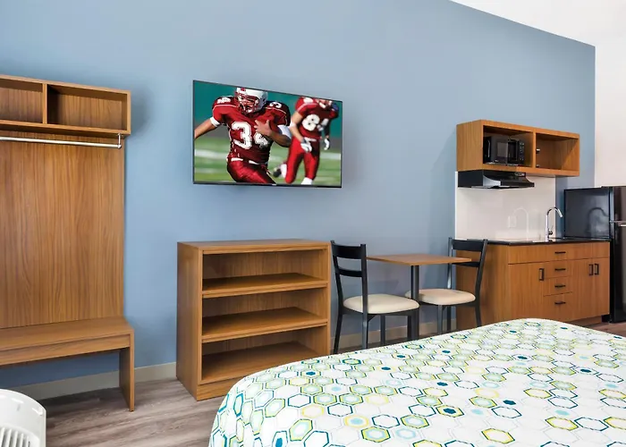 Hometowne Studios By Red Roof Tampa - Airport