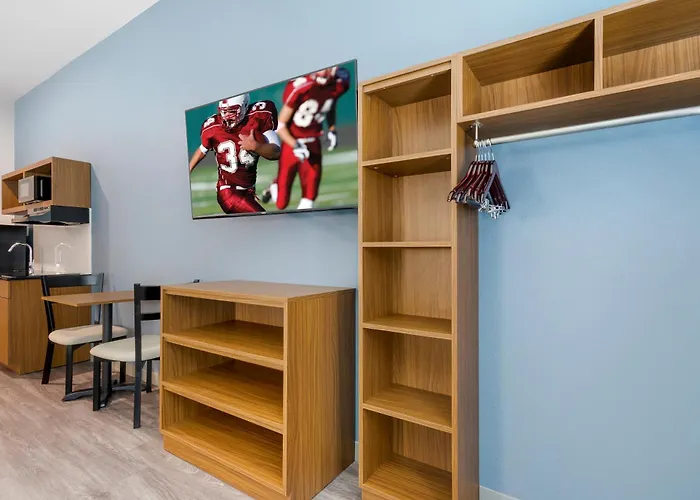 Hometowne Studios By Red Roof Tampa - Airport
