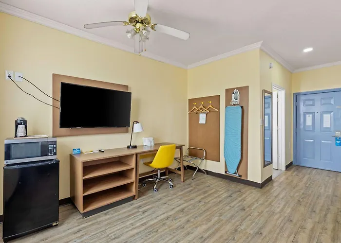 Days Inn & Suites By Wyndham Dfw Airport South-Euless