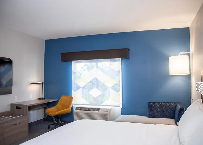Holiday Inn Express & Suites Overland Park By Ihg