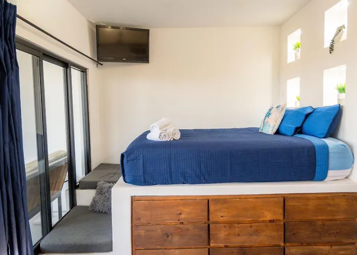 Casa Arrecife - Dorado Suite, Fast Wifi & Balcony! Beach Is Steps Away!