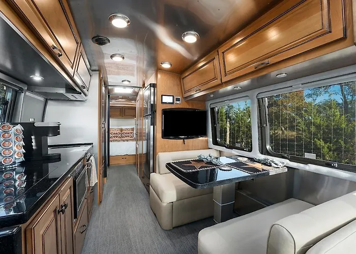 Airstream Getaway - Hot Tub & Fire Pit