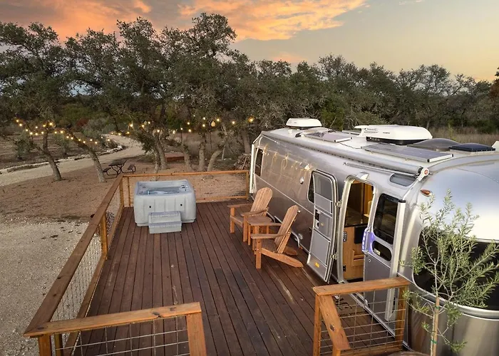 Airstream Getaway - Hot Tub & Fire Pit