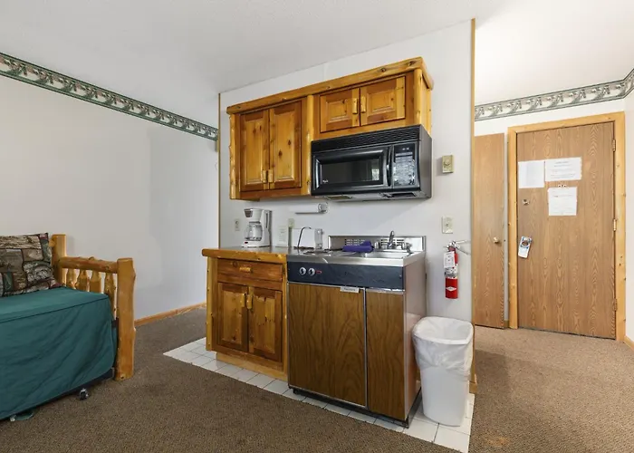 Pelican Lakes Motel