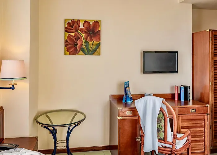 Thr - Isa-Hotel In Marina Di Cecina Just 100 Mt From The Beach