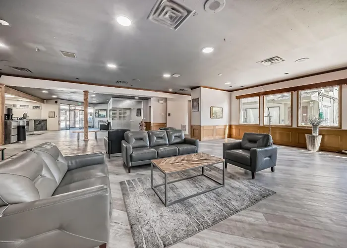 Invermere Inn & Suites