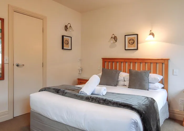 The Grand Hotel & Bar - Akaroa