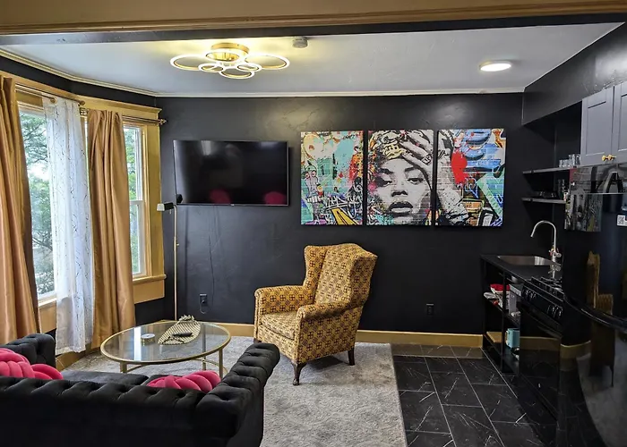 The Queen Hotel- Downtown Luxury