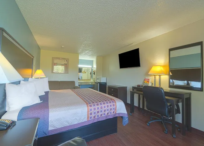 Regency Inn & Suites Bay City Tx