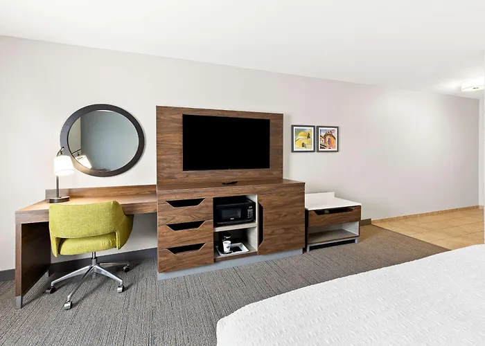 Hampton Inn & Suites Canton