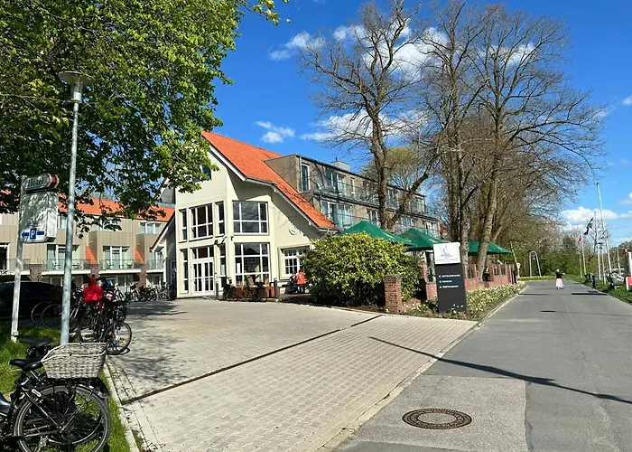 Hotel Schoene Aussicht, Stilvoll Modern, Direkt Am Ruestersieler Hafen
