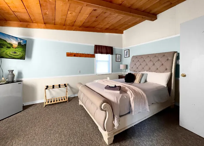 Timberline Lodge, Downtown Ellicottville - Near Ski Resort